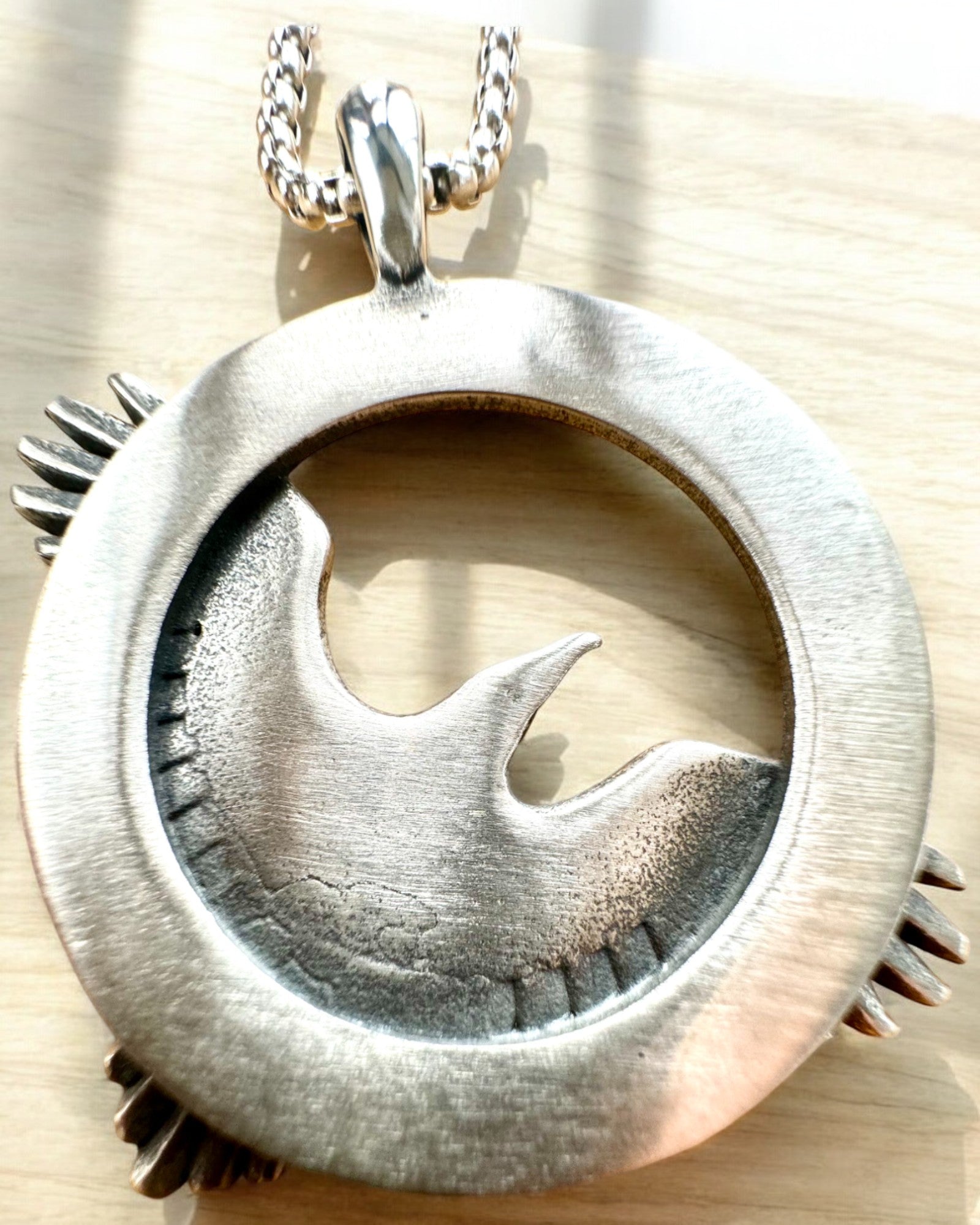 Amulet Oceľového Sokola - Náhrdelník s gravírovaním, inšpirovaný keltským umením, na darček