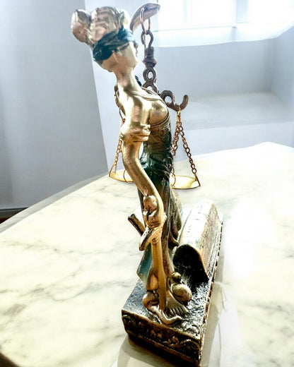 Statuetka "Justicia 2" - Bohyňa Spravodlivosti – Umelecká Dekorácia na Poličku, Remeslo z Živice, personalizácia gravírovaním