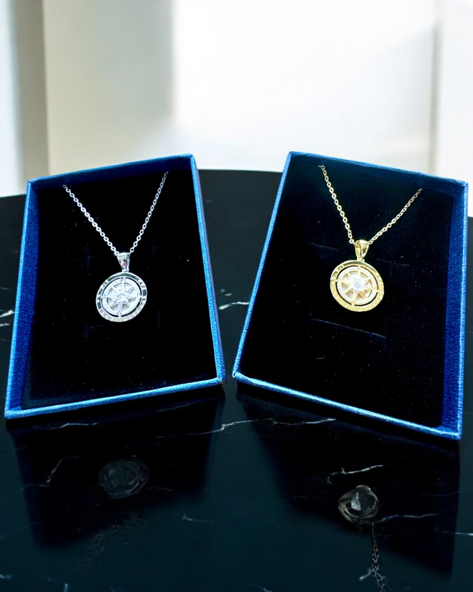 Náhrdelník Kompas "Hviezdny Smer", možnosť personalizácie gravírovaním, 2 farebné varianty na výber