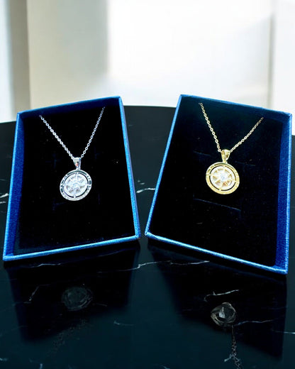 Náhrdelník Kompas "Hviezdny Smer", možnosť personalizácie gravírovaním, 2 farebné varianty na výber