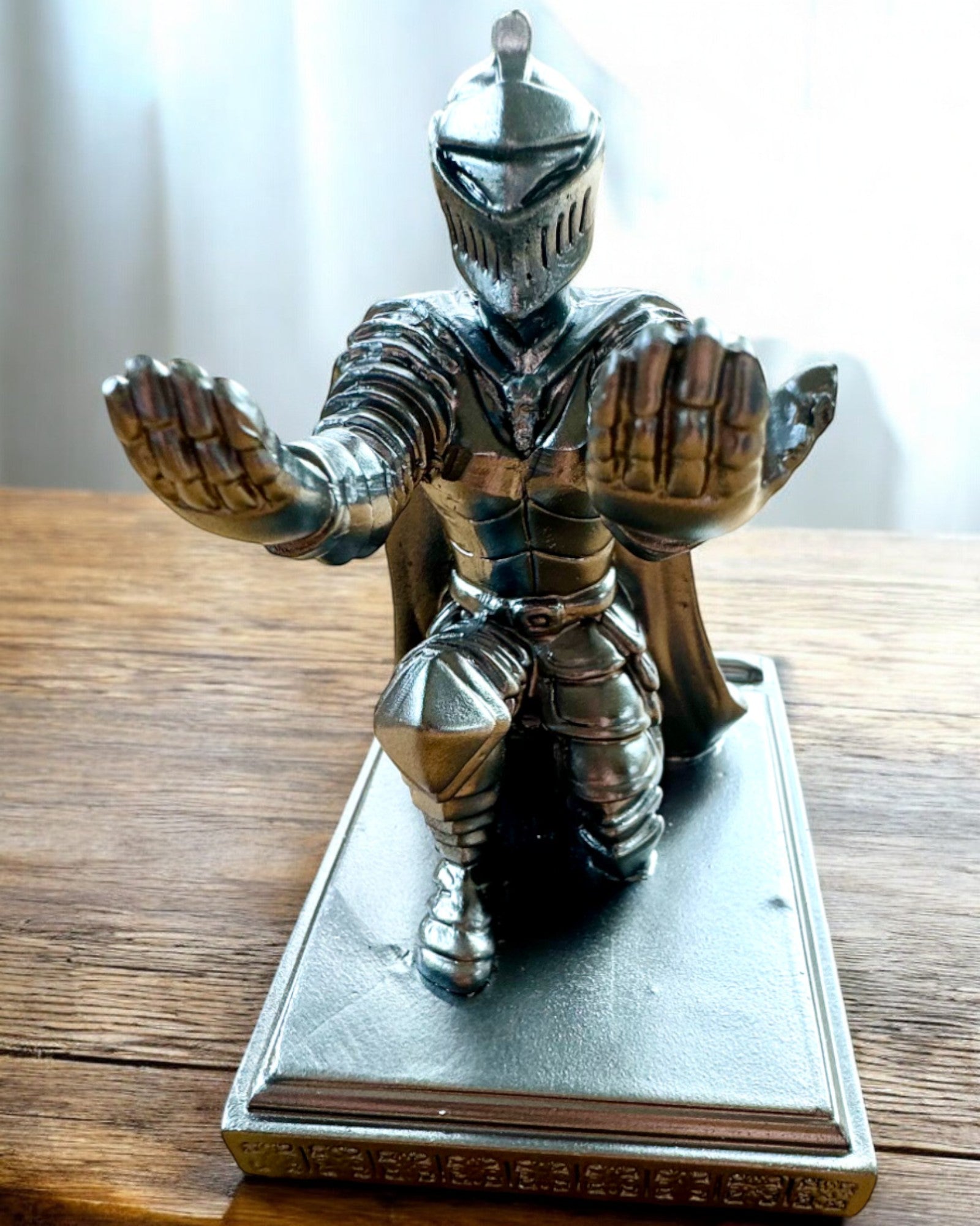Rytierový stojan na telefón alebo pero, možnosť personalizácie gravírovaním ako darček