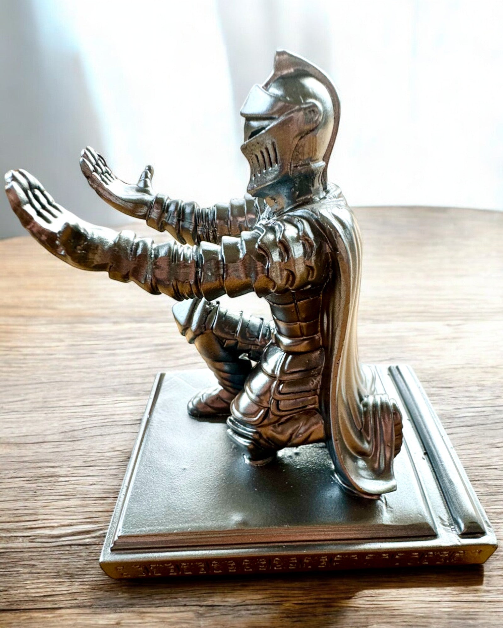 Rytierový stojan na telefón alebo pero, možnosť personalizácie gravírovaním ako darček
