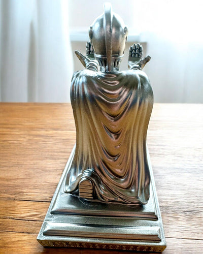 Rytierový stojan na telefón alebo pero, možnosť personalizácie gravírovaním ako darček