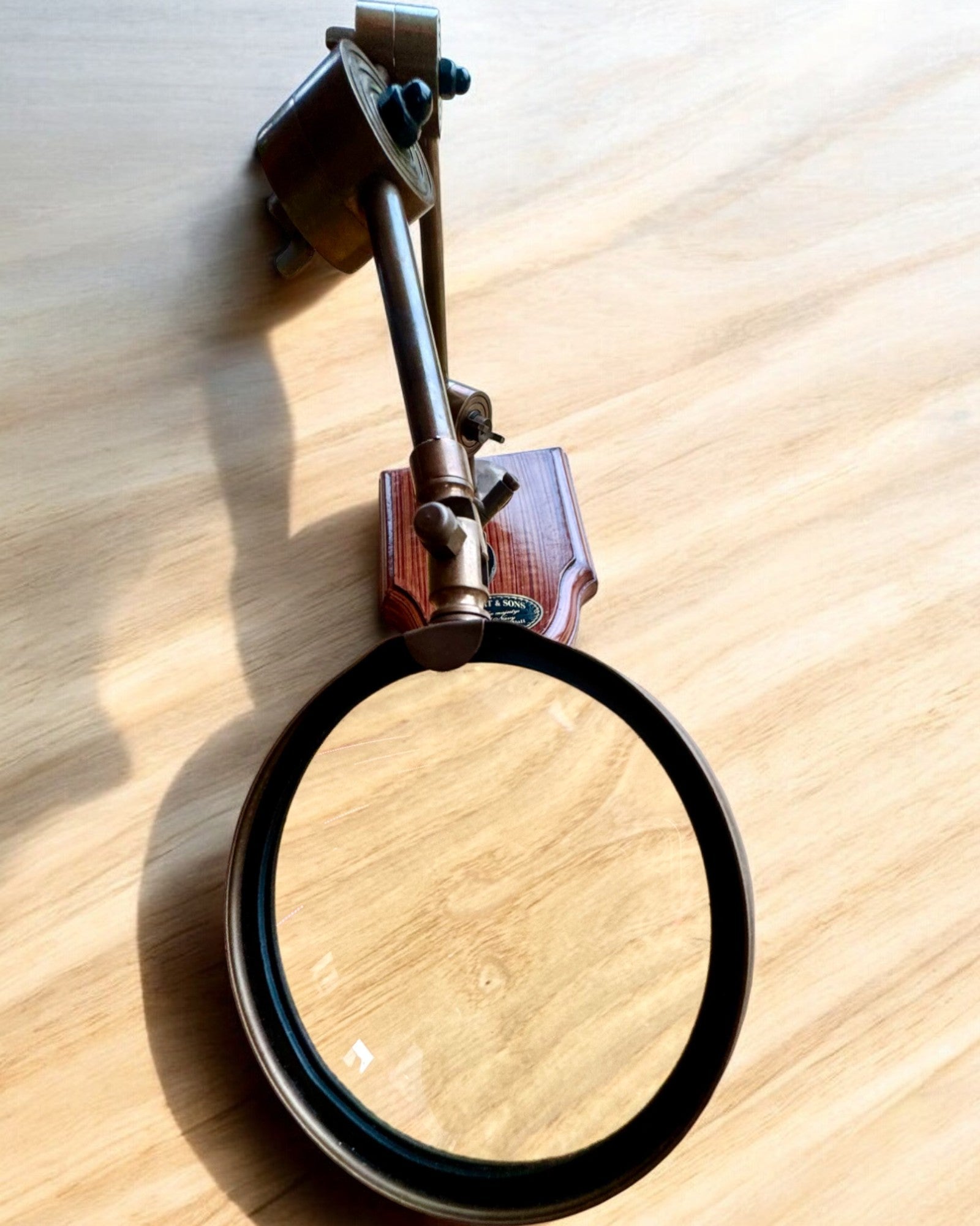 Remeselná lupa "Royal Magnifier" so stojanom a nastaviteľným držiakom - možnosť personalizácie gravírovaním na darček