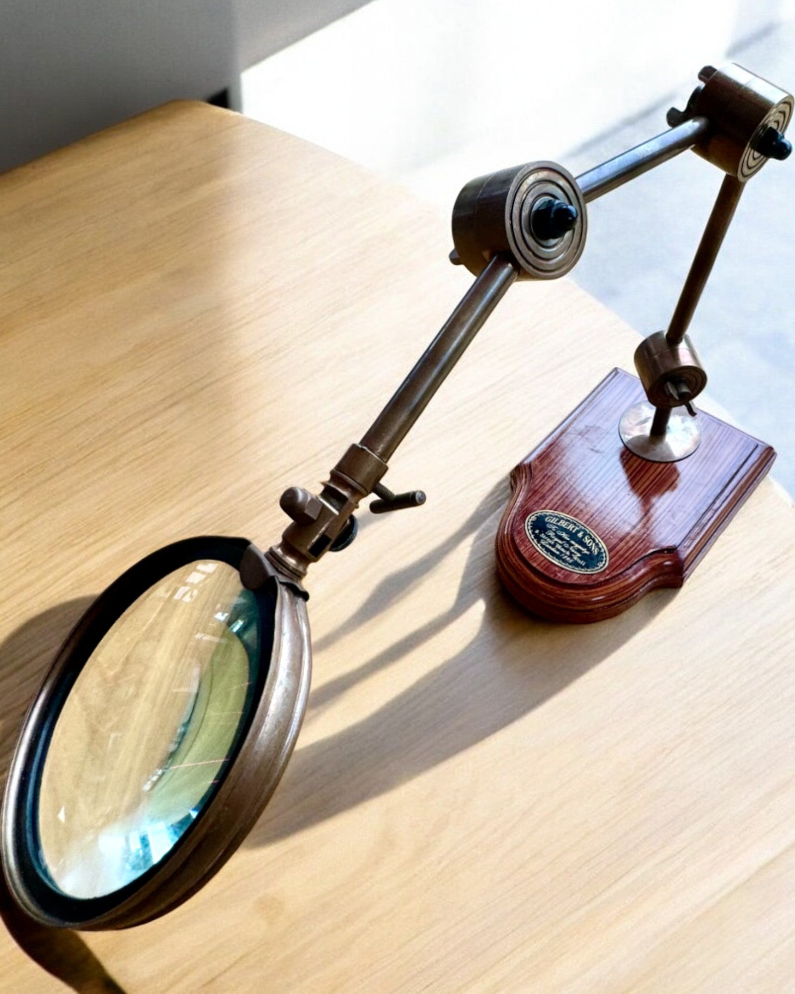 Remeselná lupa "Royal Magnifier" so stojanom a nastaviteľným držiakom - možnosť personalizácie gravírovaním na darček