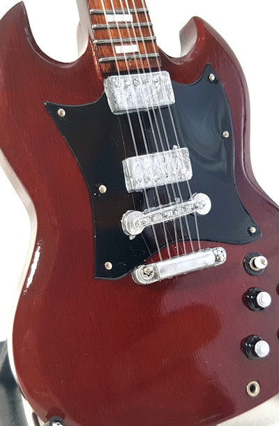 Mini gitara AC/DC Angus Young MGT-0567 s možnosťou personalizácie gravírovaním, ideálna ako darček, ručne vyrobená z mahagónového dreva, hnedá, výška 27,5 cm