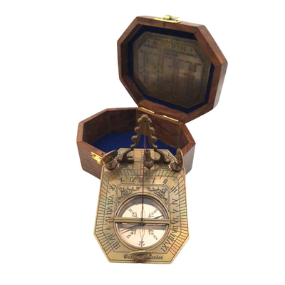Elegantný mosadzný kompas so slnečnými hodinami v drevenej škatuľke - ideálny darček pre cestovateľov, retro štýl, rozmery: 11.5 x 8.8 x 9.0 cm, materiál: mosadz a drevo