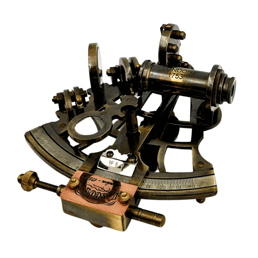 Retro mosadzný sextant v koženom puzdre - elegantný navigačný prístroj s možnosťou gravírovania - ideálny darček pre milovníkov jachtingu a histórie - rozmery 13x12x7 cm
