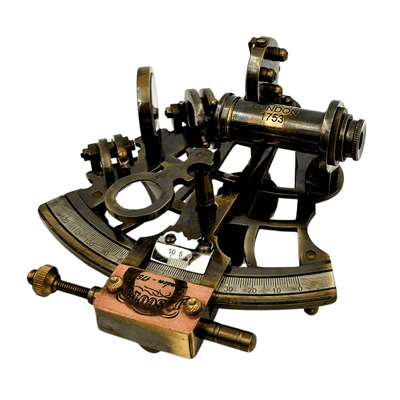 Retro mosadzný sextant v koženom puzdre - elegantný navigačný prístroj s možnosťou gravírovania - ideálny darček pre milovníkov jachtingu a histórie - rozmery 13x12x7 cm