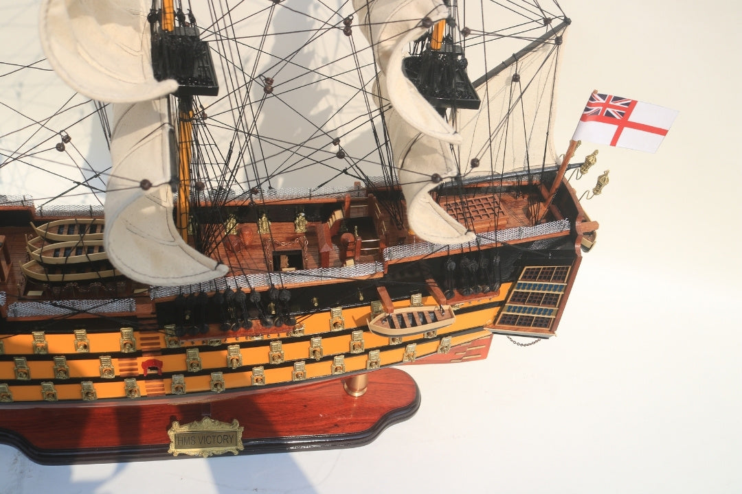 Model plachetnice HMS Victory 80cm zložený s možnosťou personalizácie gravírovaním - exkluzívna dekorácia ako darček, ručne vyrobený z exotického dreva, vysoká kvalita a dôraz na detaily