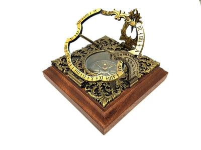 Mosadzné slnečné hodiny Habsburg H30 s možnosťou personalizácie gravírovaním, ideálne ako darček, v elegantnom augsburskom štýle, výška 10 cm, na drevenej základni