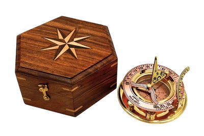 Mosadzný kompas so slnečnými hodinami v elegantnej drevenej škatuľke - ideálny darček s možnosťou personalizácie gravírovaním - retro štýl, klasické vyhotovenie, vysoká kvalita