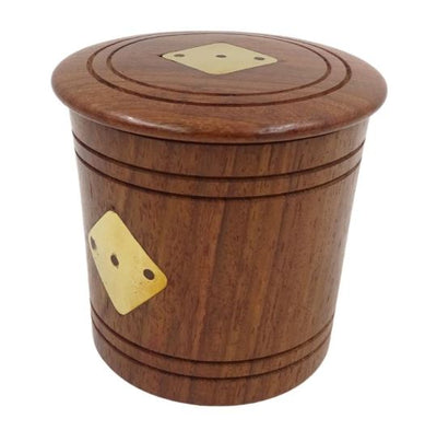 Drevené hracie kocky v súdku s gravírovaním – personalizovaný darček z akácie, výška 7 cm, priemer 8 cm, pre osoby staršie ako 14 rokov