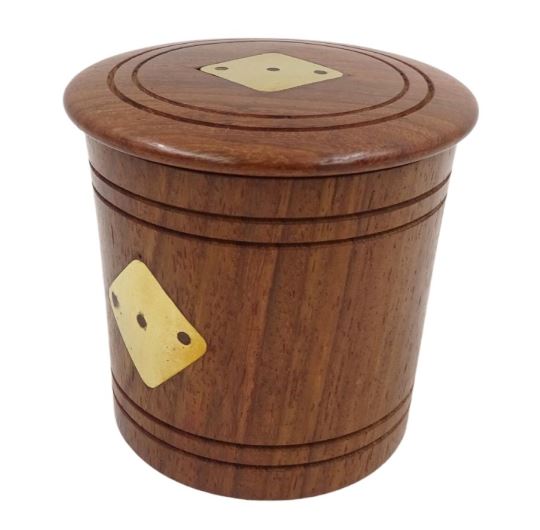 Drevené hracie kocky v súdku s gravírovaním – personalizovaný darček z akácie, výška 7 cm, priemer 8 cm, pre osoby staršie ako 14 rokov