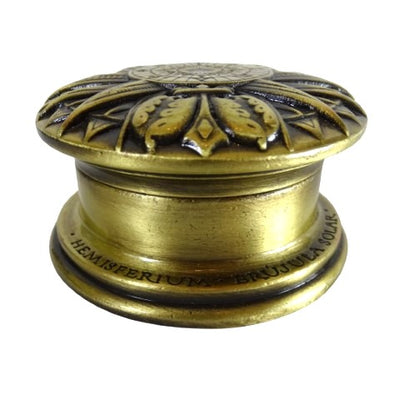 Mosadzný renesančný solárny kompas s gravírovaním - elegantný vintage darček s výškou 4,5 cm a priemerom 8,5 cm