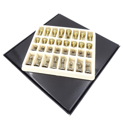 Ekskluzywne metalowe szachy Italfama 28x28 cm z możliwością personalizacji grawerem, brązowo-czarna szachownica, figury złocisto-srebrzyste