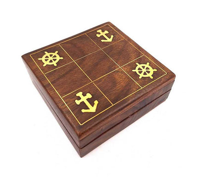 Drevené námornícke piškvorky s gravírovaním - personalizovaný darček pre jachtára, rozmery 10x10 cm, elegantný dizajn s mosadznými akcentmi
