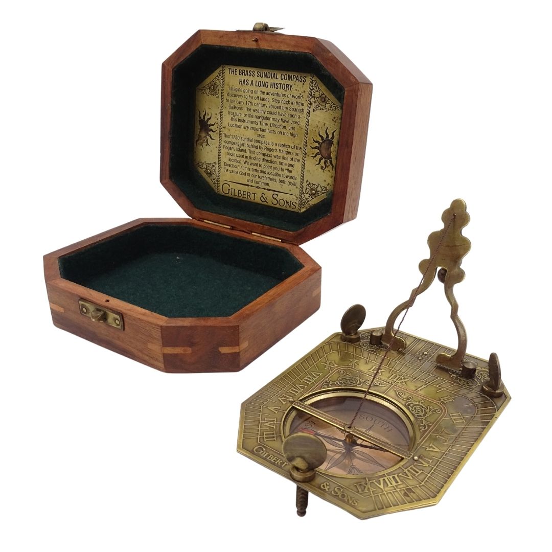 Retro slnečné hodiny s kompasom v drevenej škatuľke s možnosťou personalizácie gravírovaním
