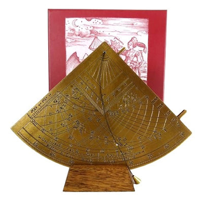 Mosiężny kwadrant solarny Gunter H39 z drewnianą podstawą, możliwość personalizacji grawerem, idealny prezent dla miłośników astronomii, wysokość 17 cm, eleganckie opakowanie prezentowe