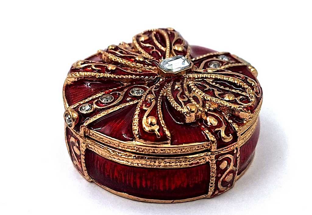 Exkluzívna kovová darčeková krabička s kryštálikmi B0118-08 v červeno-zlatej farbe, možnosť personalizácie gravírovaním, ideálna na šperky a ako elegantný darček pre každú ženu, rozmery 4x4x1 cm, glamour štýl