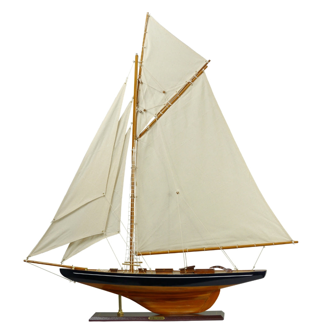 Model jachty Columbia s gaflovým oplachtením, výška 104 cm, drevený, s možnosťou personalizácie gravírovaním