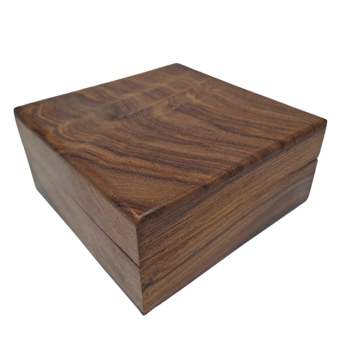Elegantná drevená krabička s tmavomodrou výplňou 14x14x6,5 cm s možnosťou personalizácie gravírovaním