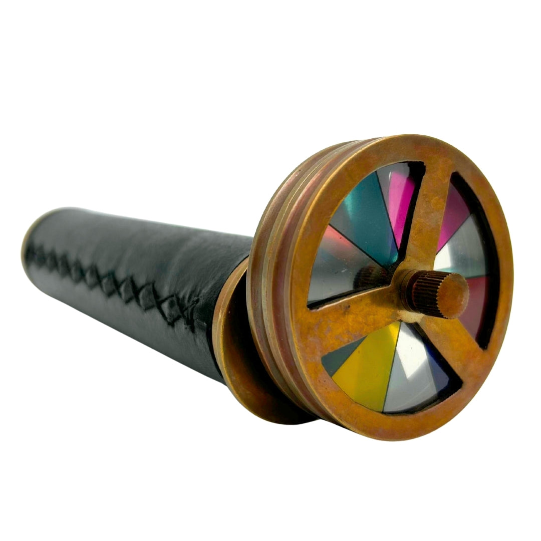 Retro kaleidoskop z mosadze a kože s možnosťou personalizácie gravírovaním - elegantný darček s výškou 18 cm a priemerom 5,5 cm
