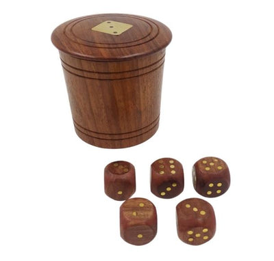 Drevené hracie kocky v súdku s gravírovaním – personalizovaný darček z akácie, výška 7 cm, priemer 8 cm, pre osoby staršie ako 14 rokov