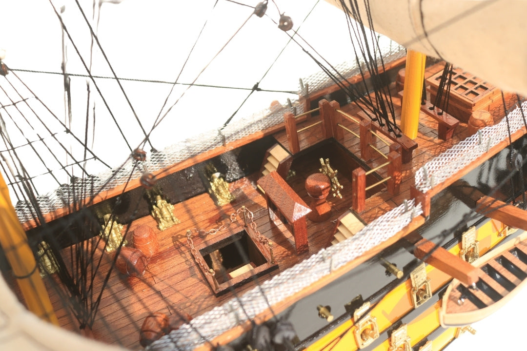 Model plachetnice HMS Victory 80cm zložený s možnosťou personalizácie gravírovaním - exkluzívna dekorácia ako darček, ručne vyrobený z exotického dreva, vysoká kvalita a dôraz na detaily