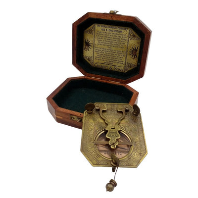Retro slnečné hodiny s kompasom v drevenej škatuľke s možnosťou personalizácie gravírovaním