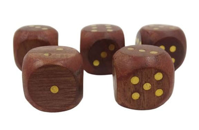 Drevené hracie kocky v súdku s gravírovaním – personalizovaný darček z akácie, výška 7 cm, priemer 8 cm, pre osoby staršie ako 14 rokov