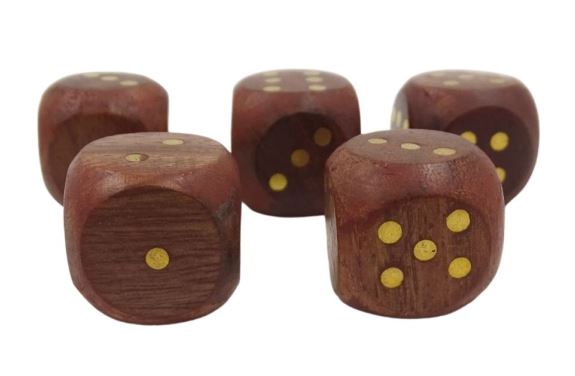 Drevené hracie kocky v súdku s gravírovaním – personalizovaný darček z akácie, výška 7 cm, priemer 8 cm, pre osoby staršie ako 14 rokov