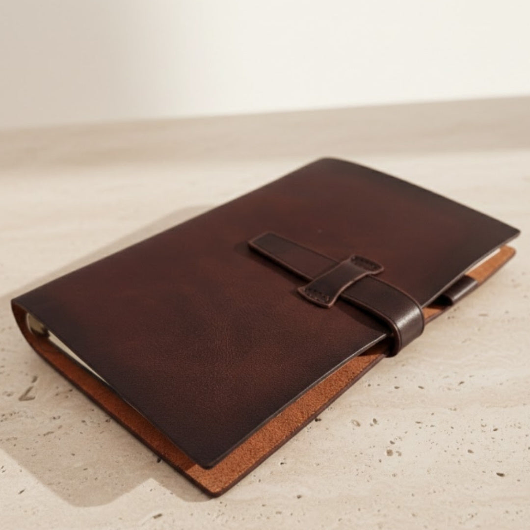 Elegancki Notes Skórzany A6 Retro Vintage z Zamknięciem i Personalizacją – Idealny na Prezent – Ciemnobrązowy z Wysokiej Jakości Skóry Bydlęcej – 80 Stron Białego Papieru