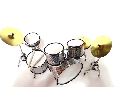 Zberateľská mini súprava bicích MDR-0039 v strieborno-chrómovej farbe, mierka 1:5, možnosť personalizácie gravírovaním, ideálna ako darček, výška 15 cm, vyrobená z kovu a plastu