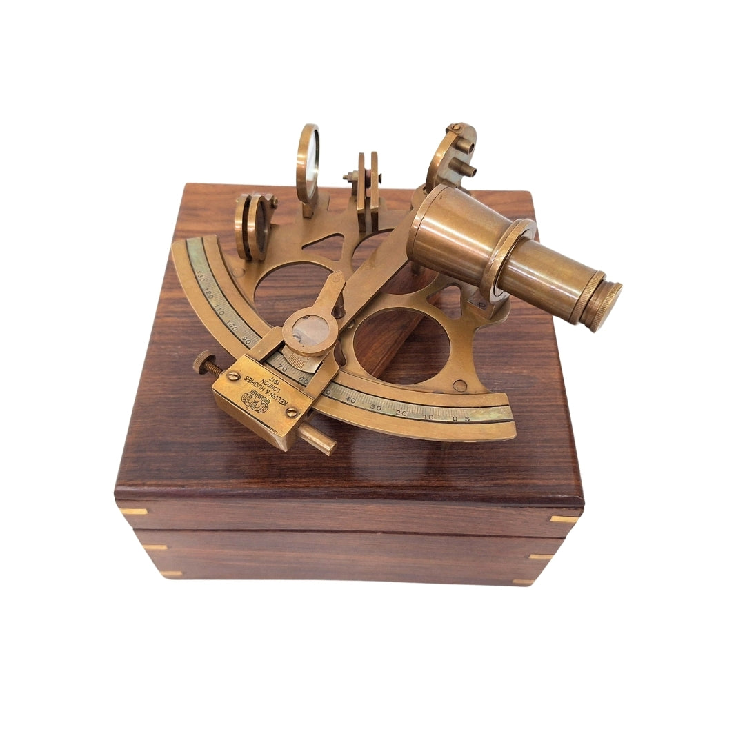 Veľký mosadzný sextant v elegantnej drevenej škatuľke s možnosťou personalizácie gravírovaním