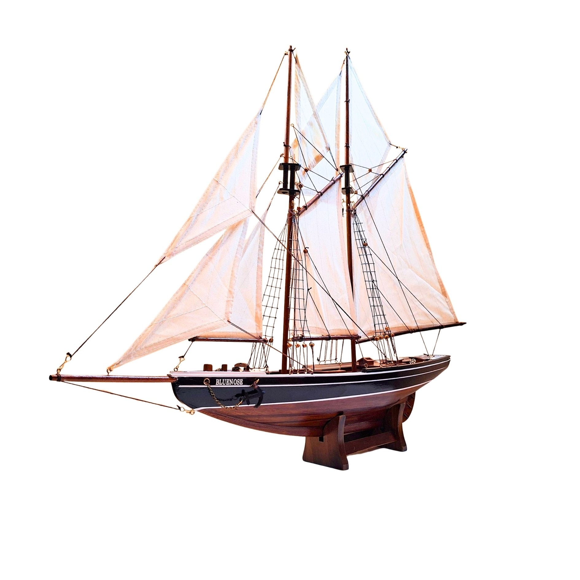 Model škunera Bluenose 78 cm s gravírovaním - elegantná drevená námornícka dekorácia ako darček pre milovníkov plachtenia a námornej histórie s prírodnými plachtami
