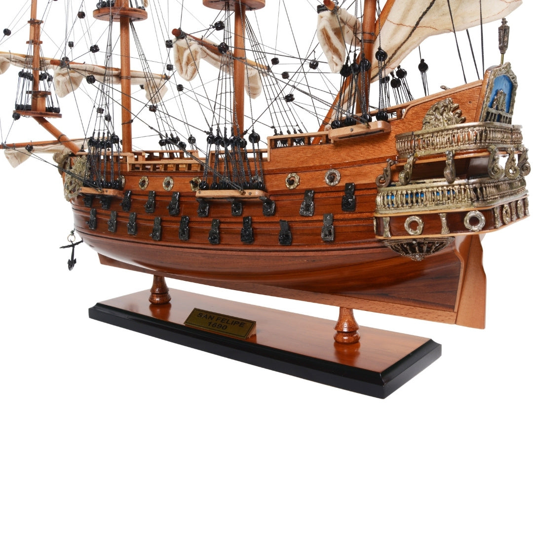 Exkluzívny model plachetnice San Felipe SF45R s rozvinutými plachtami, ručne vyrobený z exotického dreva, možnosť personalizácie gravírovaním, ideálny darček, rozmery 48,3 cm x 17,8 cm x 45,7 cm
