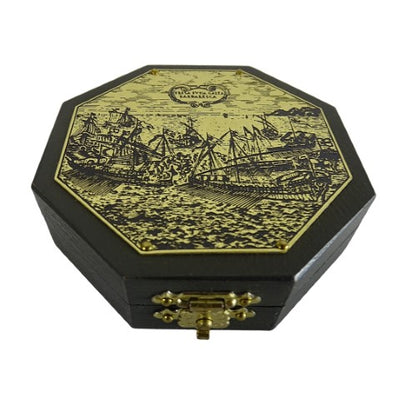 Oktagonálne slnečné hodiny a kompas H06 s možnosťou personalizácie gravírovaním – elegantný darček pre milovníkov navigácie, vyrobený z dreva a mosadze, s bohatou ornamentikou, rozmery 7,3 x 2 cm