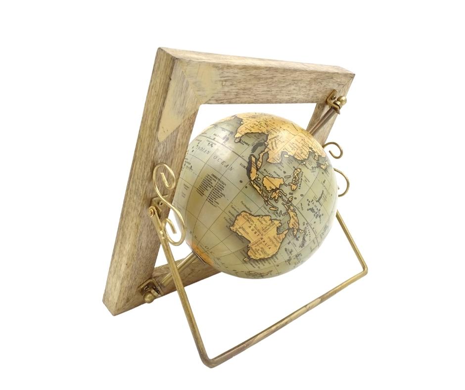 Dekoračný glóbus GLB-40 v drevenom rámčeku s možnosťou personalizácie gravírovaním, modro-žltá mapa, priemer 15 cm