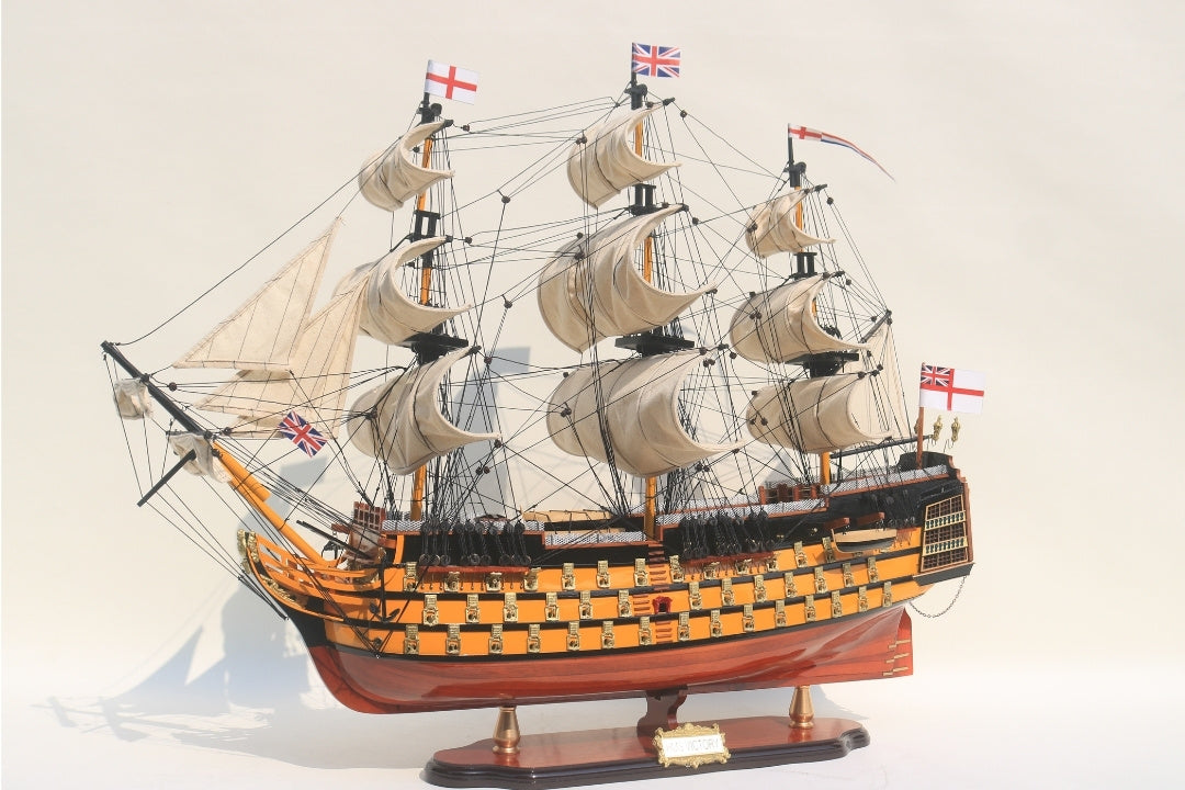 Model plachetnice HMS Victory 80cm zložený s možnosťou personalizácie gravírovaním - exkluzívna dekorácia ako darček, ručne vyrobený z exotického dreva, vysoká kvalita a dôraz na detaily