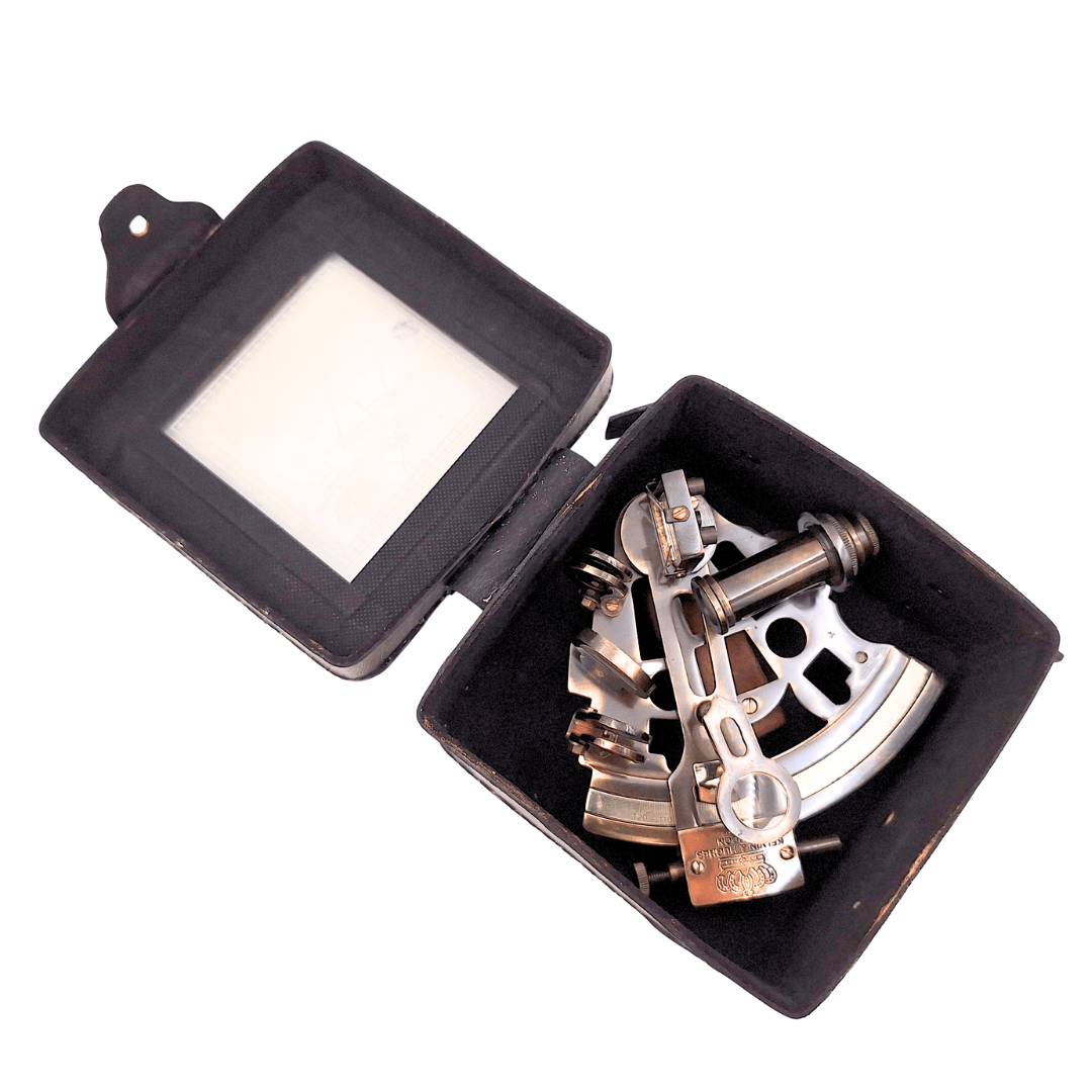 Mosadzný sextant s personalizovaným gravírovaním v koženom puzdre