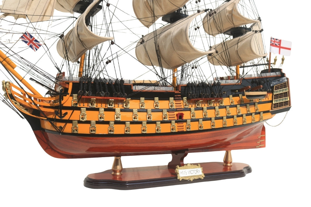 Model plachetnice HMS Victory 80cm zložený s možnosťou personalizácie gravírovaním - exkluzívna dekorácia ako darček, ručne vyrobený z exotického dreva, vysoká kvalita a dôraz na detaily