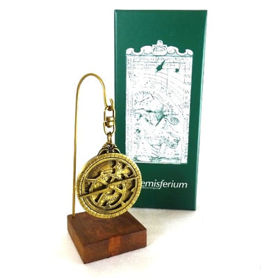 Miniatúrne astrolábium H81 na drevenom podstavci s možnosťou personalizácie gravírovaním - elegantný dekoratívny prvok ako darček pre milovníka astronómie, výška 13 cm, priemer 4,5 cm, výnimočné vyhotovenie s dôrazom na detaily