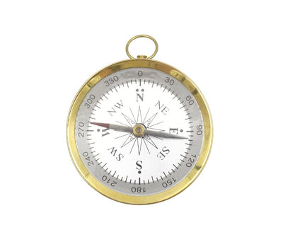 Mosadzný kompas v drevenej škatuľke s možnosťou personalizácie gravírovaním - elegantný darček pre milovníkov námornej tematiky, priemer 7,5 cm, výška 1,5 cm
