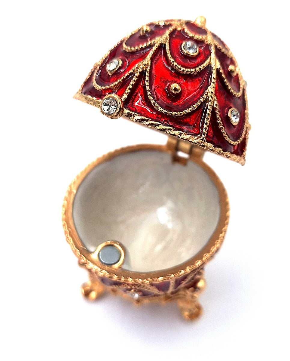 Exkluzívna kovová šperkovnica Fabergé s kryštálikmi v červeno-zlatej farbe, možnosť personalizácie gravírovaním, ideálna ako darček, rozmery 5,5x6,5cm