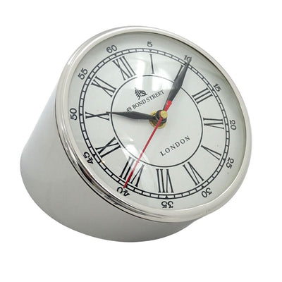 Kovové stolové hodiny CLK-0212 s gravírovaním - personalizovaný darček v striebornej, bielej alebo čiernej farbe, výška 19 cm, moderný štýl s rímskymi a arabskými číslicami