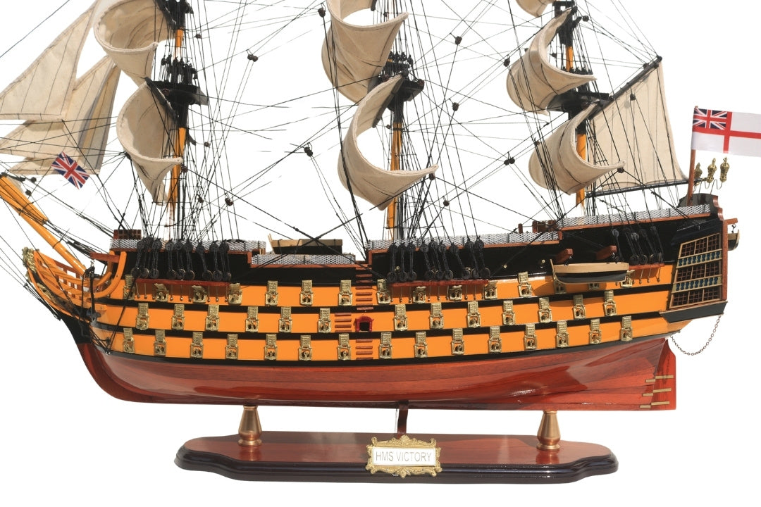 Model plachetnice HMS Victory 80cm zložený s možnosťou personalizácie gravírovaním - exkluzívna dekorácia ako darček, ručne vyrobený z exotického dreva, vysoká kvalita a dôraz na detaily