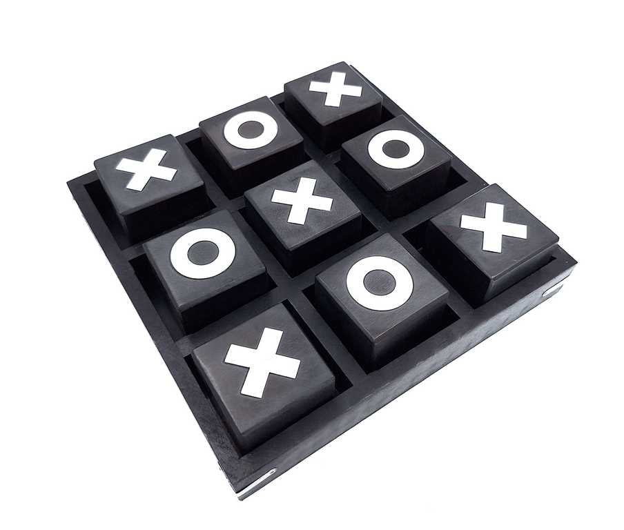 Veľké drevené piškvorky 24x24cm s možnosťou personalizácie gravírovaním - elegantná strategická hra ako darček - klasická čierno-biela kombinácia, vysokokvalitné drevo