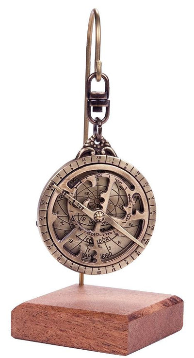 Miniatúrne astrolábium H81 na drevenom podstavci s možnosťou personalizácie gravírovaním - elegantný dekoratívny prvok ako darček pre milovníka astronómie, výška 13 cm, priemer 4,5 cm, výnimočné vyhotovenie s dôrazom na detaily