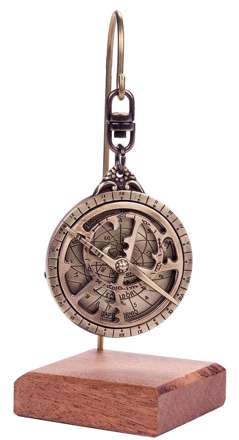 Astrolabium miniatura H81 na podstawie drewnianej z możliwością personalizacji grawerem - elegancki element dekoracyjny na prezent dla miłośnika astronomii, wysokość 13 cm, średnica 4,5 cm, wyjątkowe wykonanie z dbałością o szczegóły